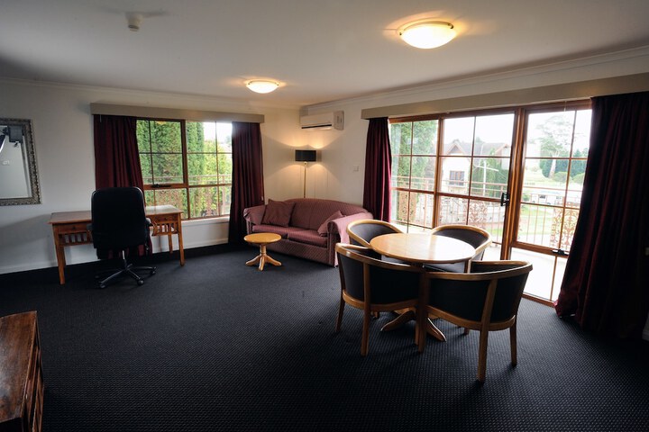 Room 5 of 76