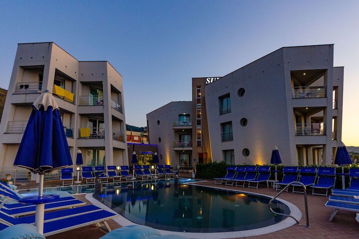Pool 10 of 38