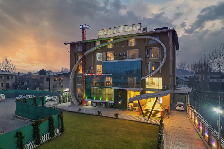 Exterior of Hotel Golden Leaf Kashmir