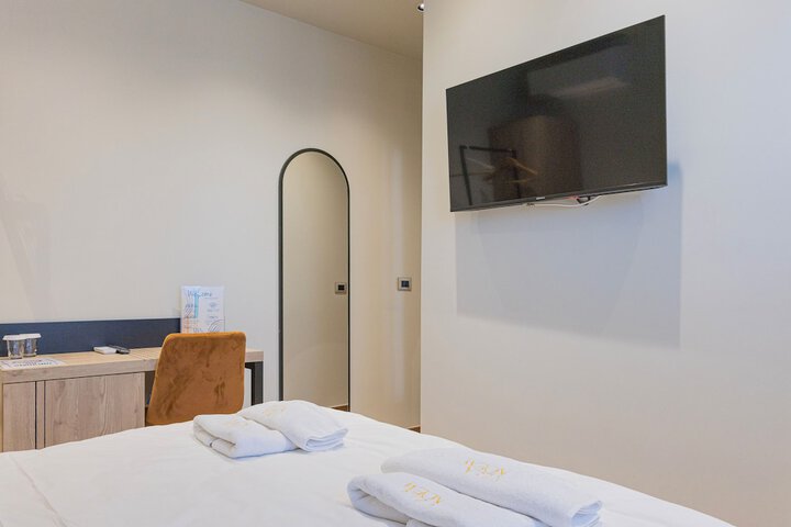 Room 5 of 96