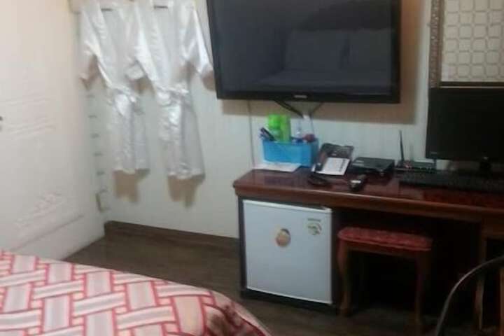 Room 4 of 6