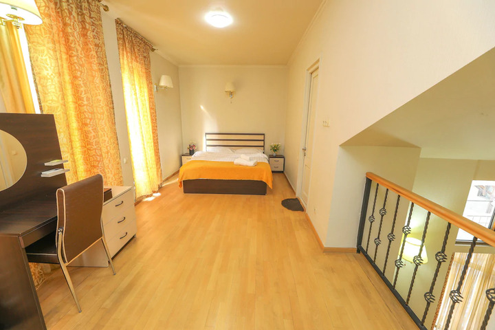 Room 8 of 10