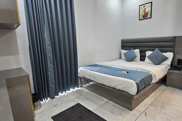 Room 9 of 24