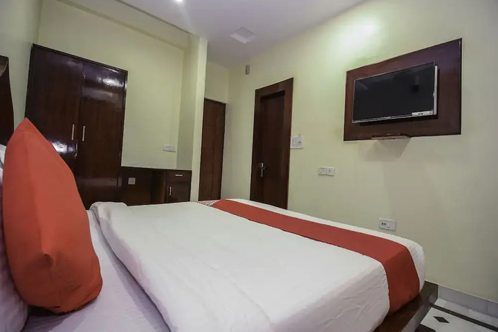 Room 6 of 9