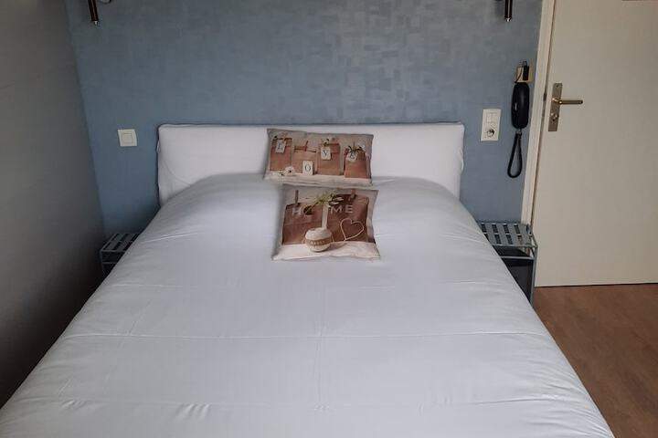 Room 9 of 34