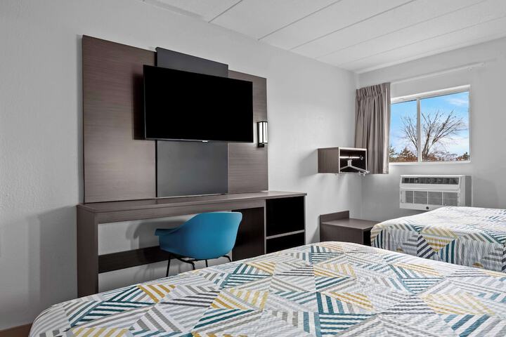 1 Queen Bed (9 of 18)