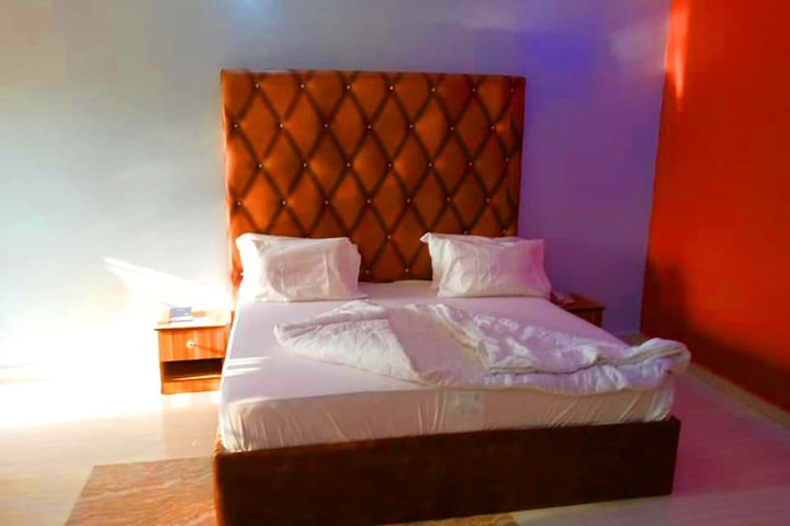 Room 4 of 16