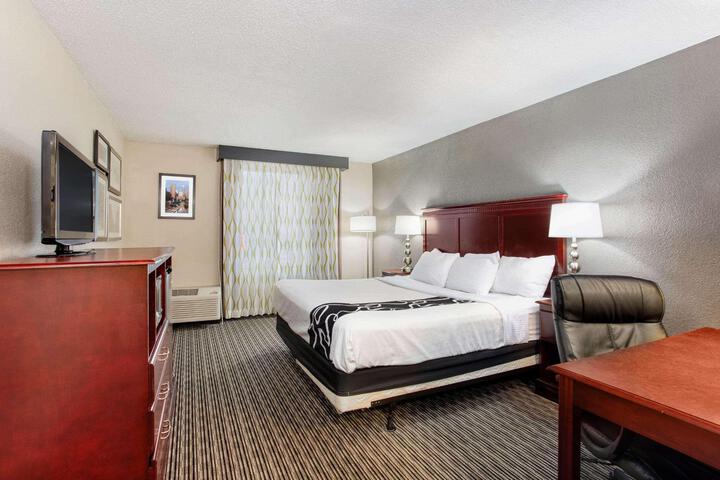 1 King Bed (8 of 24)