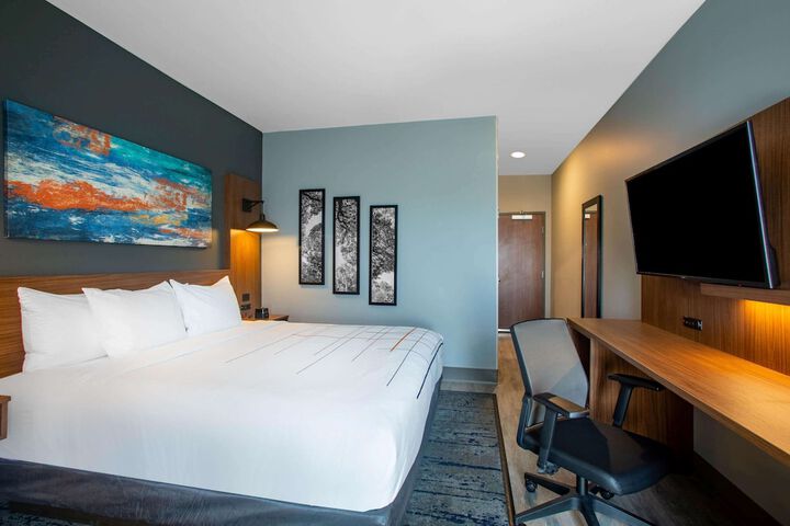 1 King Bed Mobility Hearing Impaired Accessible Room (6 of 11)