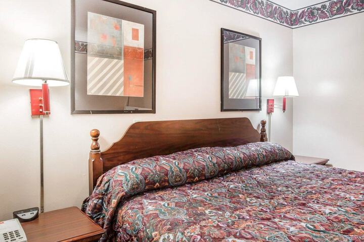 1 King Bed (2 of 12)