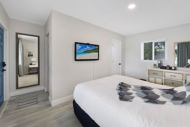 Standard Studio 1 Queen Bed Pets Allowed (6 of 47)