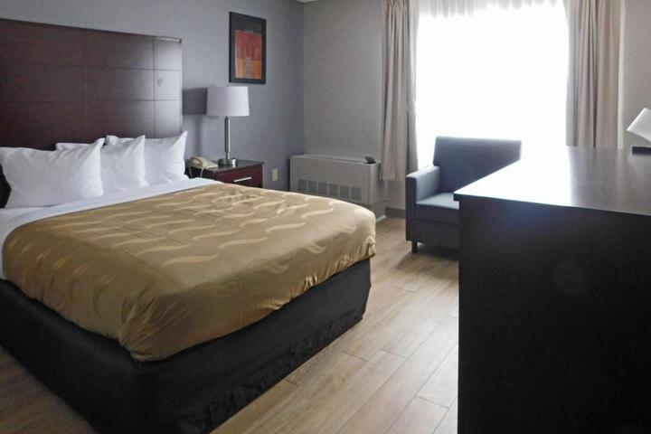 1 Queen Bed Accessible (2 of 7)