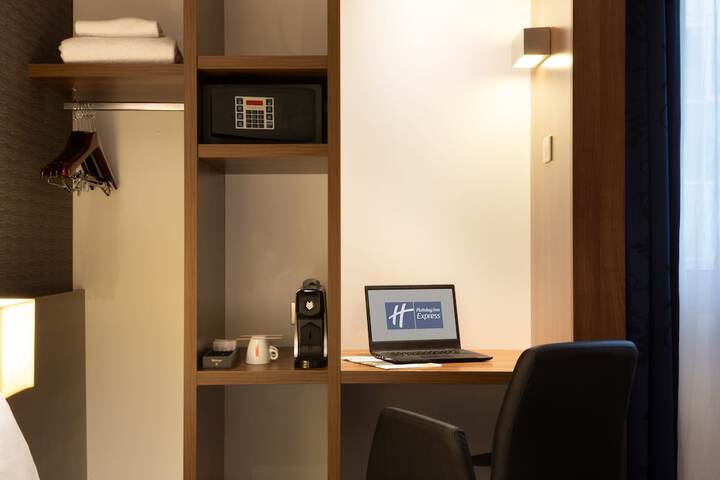 Room 15 of 50