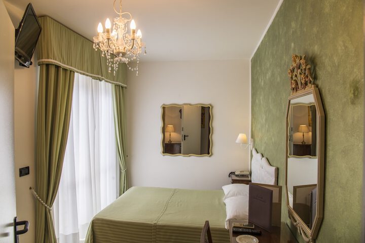 Room 21 of 102