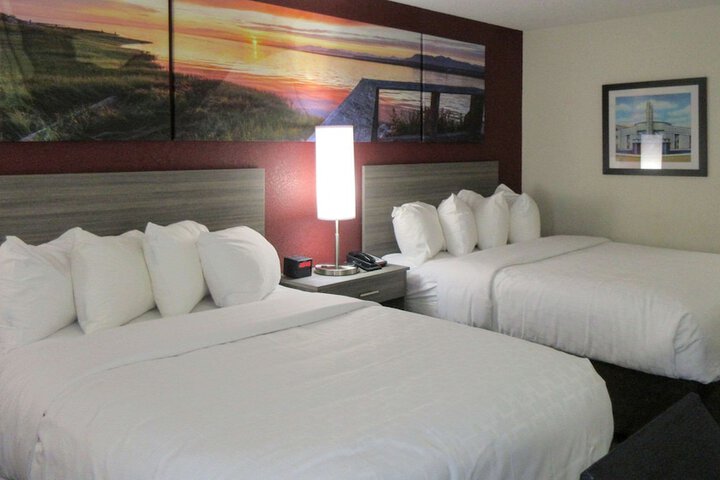 2 Queen Beds (10 of 17)