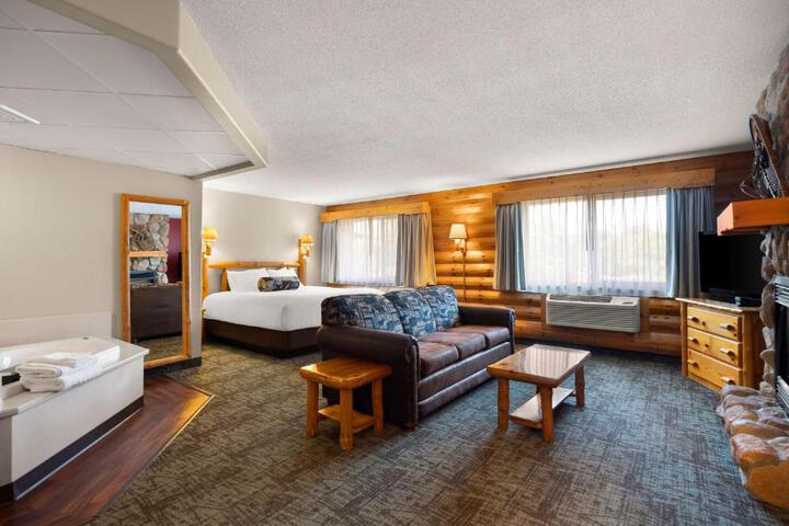 1 King Bed Sitting Area Microwave and Refrigerator Flat Screen Television Desk Full Breakfast (16 of 18)
