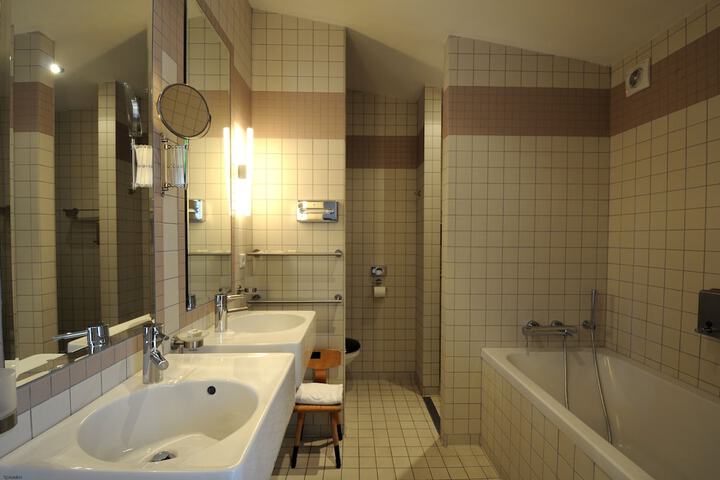 Room 32 of 48
