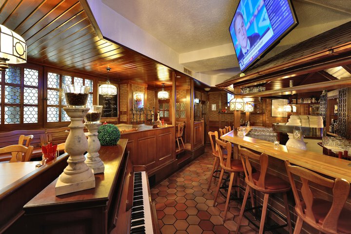 Lounge 31 of 41