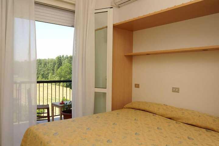 Room 7 of 102