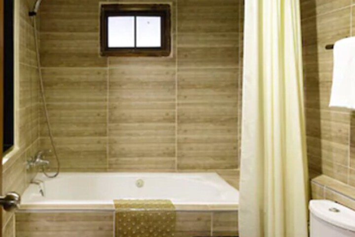 Room 32 of 51