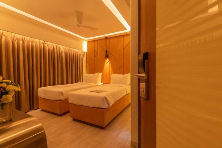 Room 10 of 33