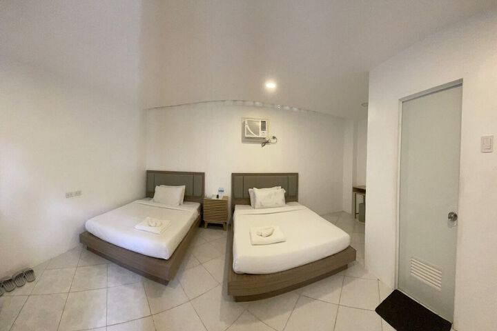 Room 11 of 16