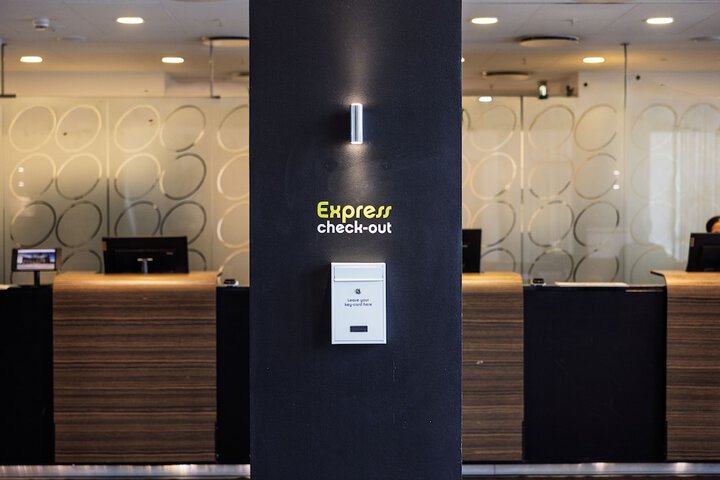 Check-in/check-out kiosk