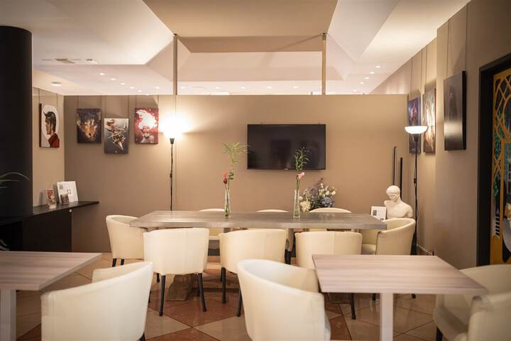 Lounge 38 of 60