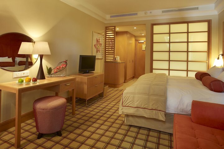 Room 8 of 74