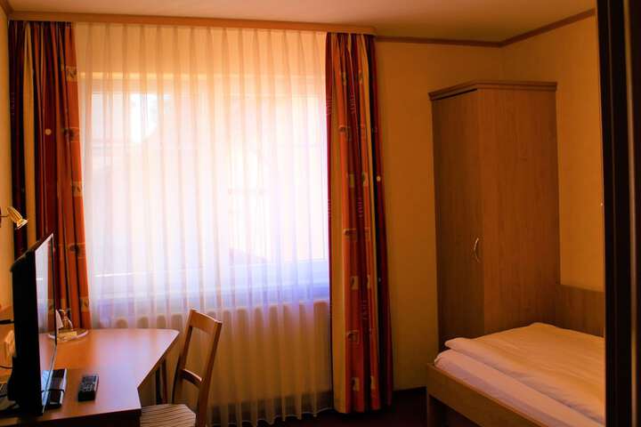 Room 4 of 6