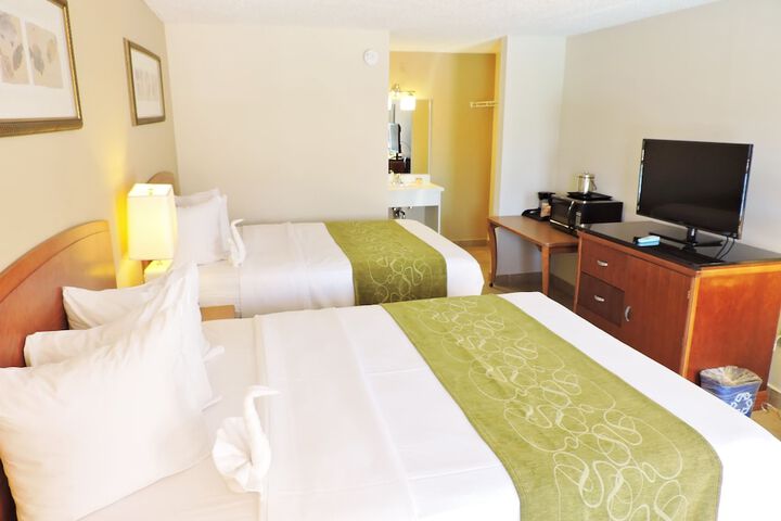 Deluxe 2 Queen Beds (3 of 4)