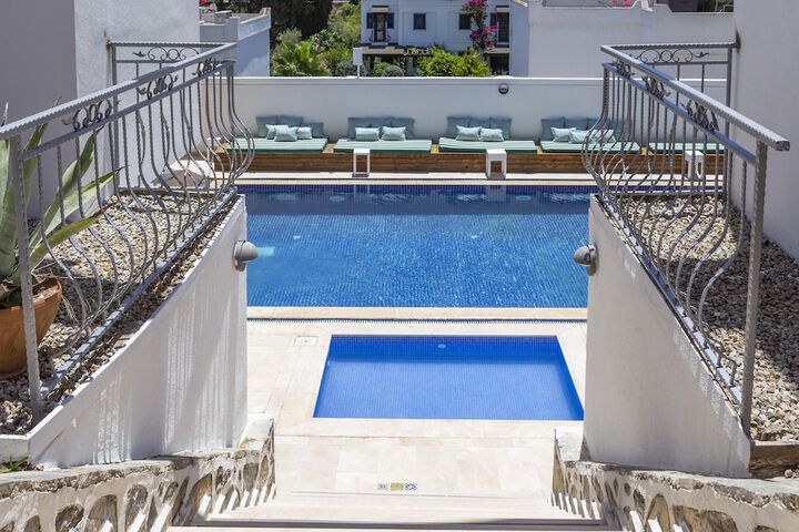 Pool 32 of 51