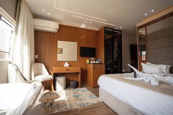 Room 14 of 77