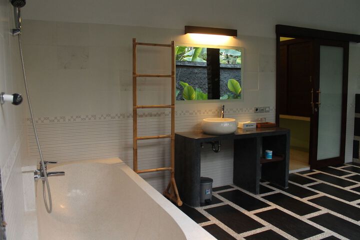 Deep soaking bathtub