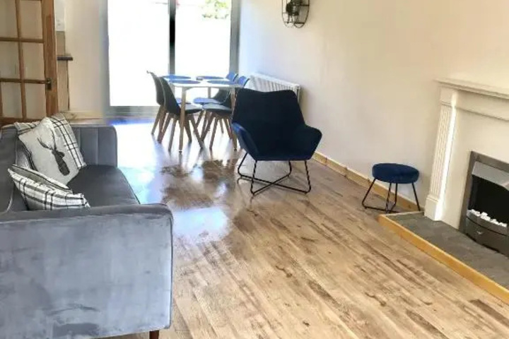Room 4 of 12