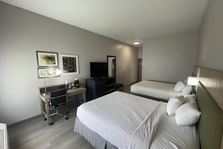 2 Queen Beds (6 of 13)
