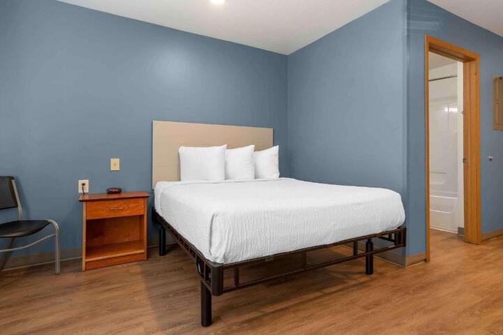 Studio Queen Bed (5 of 10)
