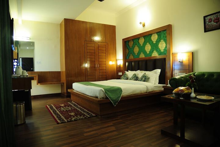 Room 25 of 76