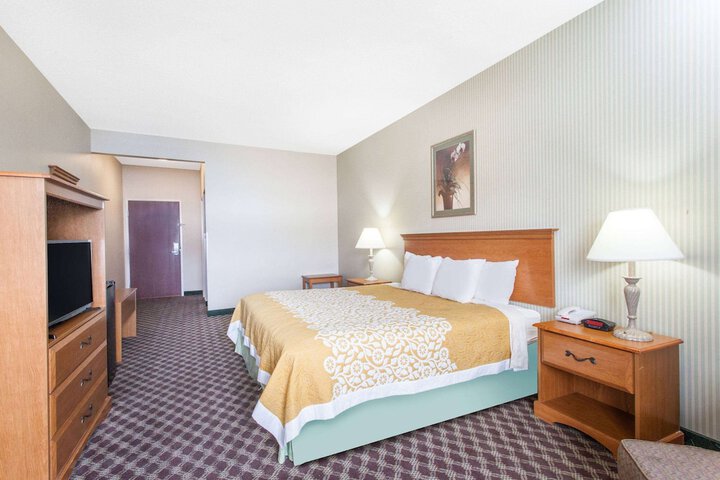 1 King Bed (4 of 12)