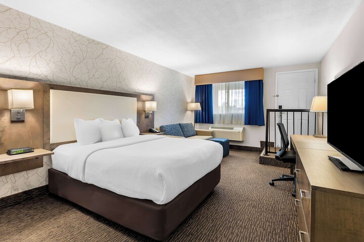 1 Queen Bed Microwave and Refrigerator Work Desk WiFi Continental Breakfast (11 of 20)