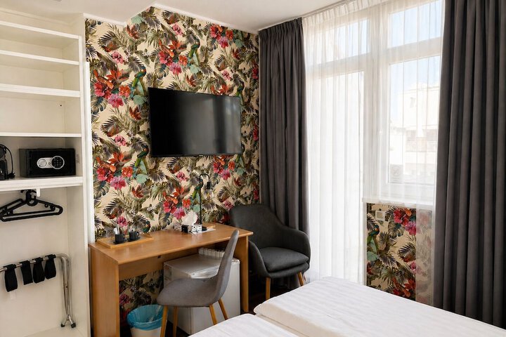 Room 18 of 118