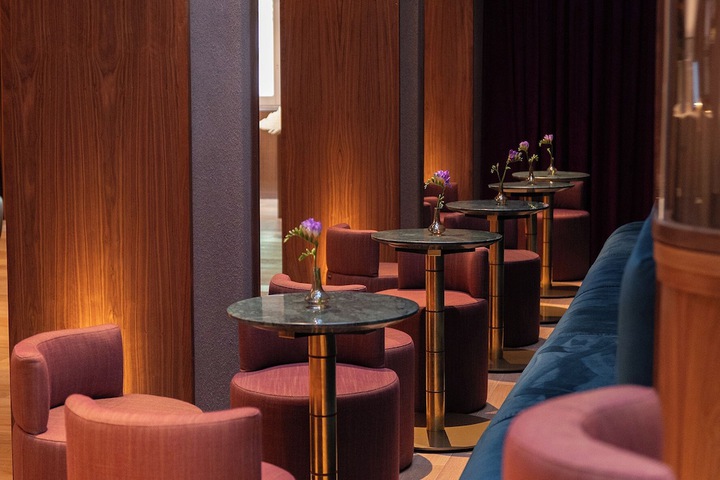 Lounge 80 of 88