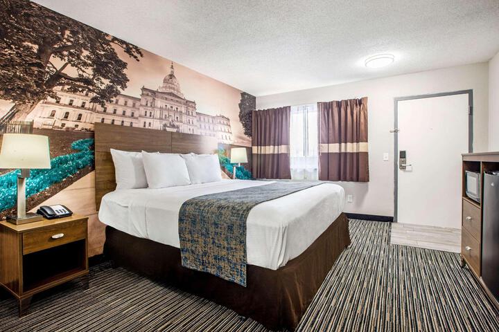 1 King Bed (2 of 17)