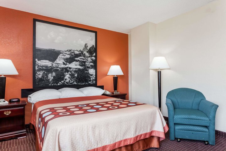 1 Queen Bed (14 of 17)