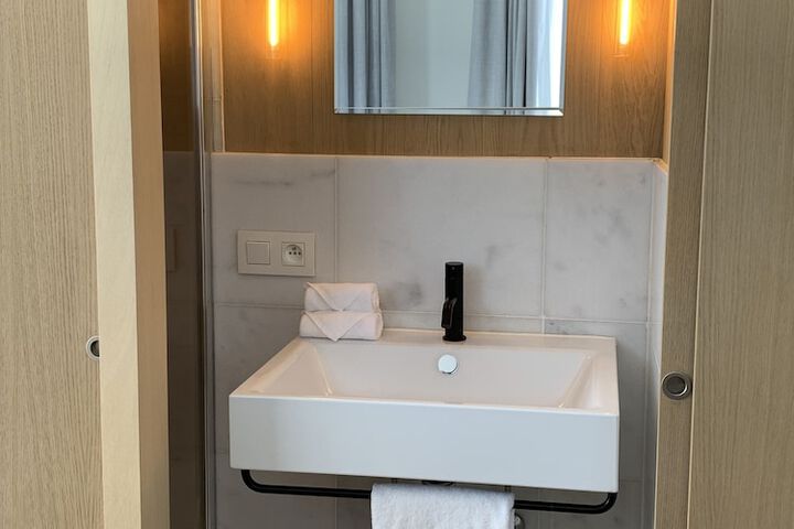 Room 50 of 65
