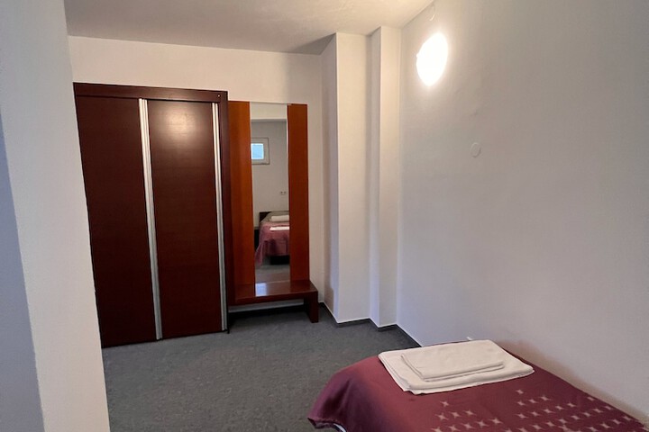 Room 4 of 6