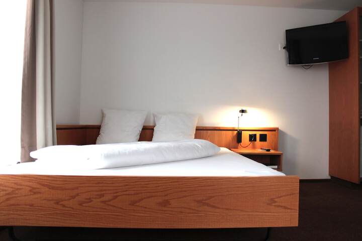 Room 10 of 16