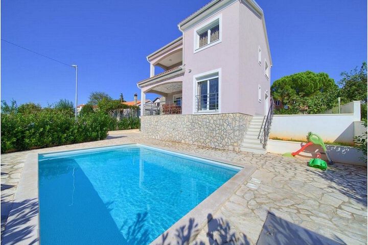 Pool 18 of 25