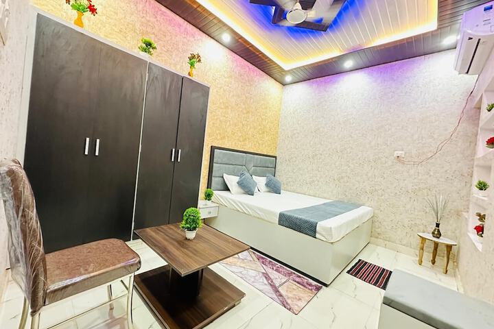 Room 4 of 20