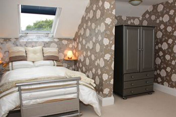 Room 4 of 8